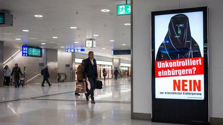 Im Hauptbahnhof von Zürich hängen Plakate gegen die erleichterte Einbürgerung junger Ausländer. 