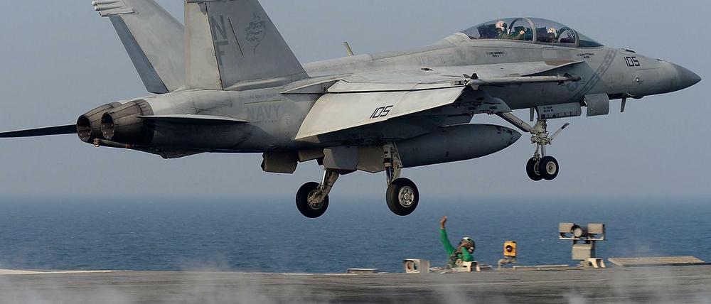 Ein Kampfflugzeug startet vom Flugzeugträger USS Ronald Reagan: Die USA sind weiterhin Spitzenreiter bei den Militärausgaben.
