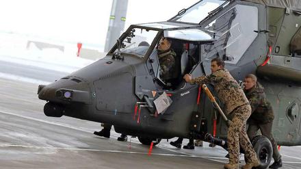 Zwei Helikopter vom Typ „Tiger“ wurden am Donnerstag am Flughafen Leipzig/Halle verladen.
