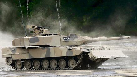 Ein Kampfpanzer vom Typ Leopard 2. Das Kriegsgerät soll gegen den Willen von Wirtschaftsminister Sigmar Gabriel nach Katar geliefert werden.
