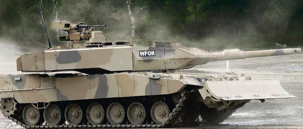 Ein Kampfpanzer vom Typ Leopard 2. Das Kriegsgerät soll gegen den Willen von Wirtschaftsminister Sigmar Gabriel nach Katar geliefert werden.