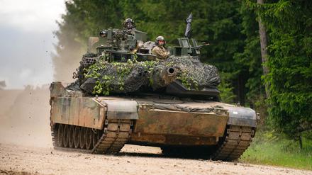 Ein Panzer des Typs M1 Abrams der US Army fährt während einer multinationalen Übung auf dem Truppenübungsplatz Hohenfels über eine Straße (Symbolbild).