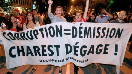 Hau ab, Charest! Studenten in Montreal protestieren gegen den Provinzchef von Quebec
