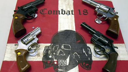 Sichergestellte Waffen und ein Schild der kriminellen Neonazi-Gruppe „Combat 18“ in Schleswig-Holstein (Archivbild) 