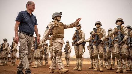 Vor gut einem Jahr hat Bundeskanzler Olaf Scholz die deutschen Truppen im Niger besucht – die Ausbildung der dortigen Armee galt als beispielhaft.