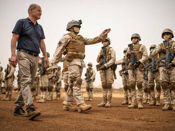 In Niger wurde der deutsche Kanzler von der Ehrenformation der Nigrischen Armee empfangen, bevor er Bundeswehrsoldaten sprach, die dort zur Ausbildung der Nigrischen Soldaten stationiert sind. 