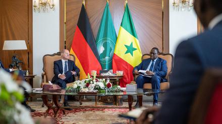 Bundeskanzler Olaf Scholz sitzt bei einem Gespräch im Präsidentenpalast neben Macky Sall, Präsident der Republik Senegal .