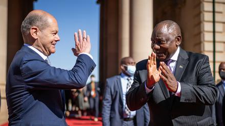 Südafrika ist ein Partner, den Olaf Scholz (hier zusammen mit Präsident Matamela Cyril Ramaphosa) zum G7-Gipfel nach Deutschland geladen hat.