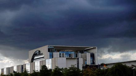 Über dem Bundeskanzleramt in Berlin ziehen dunkle Regenwolken auf. 