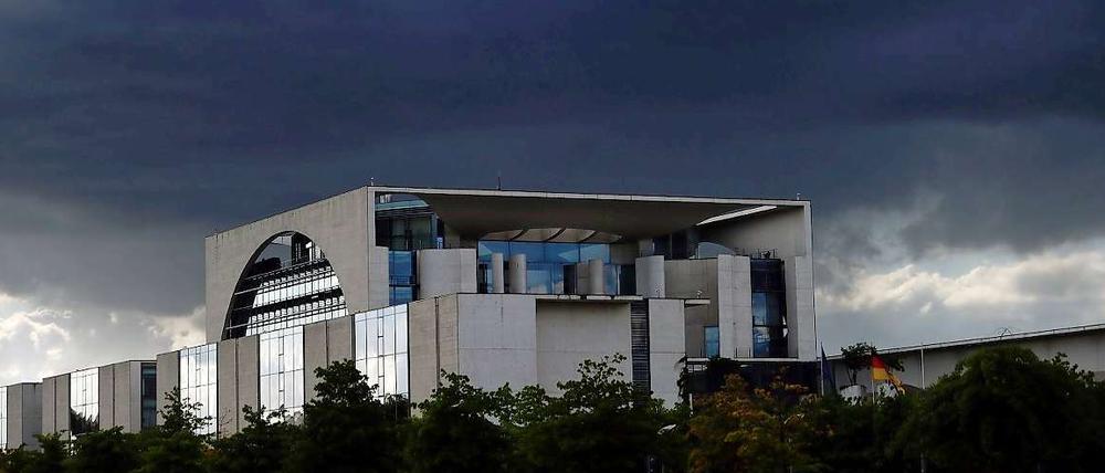 Über dem Bundeskanzleramt in Berlin ziehen dunkle Regenwolken auf. 