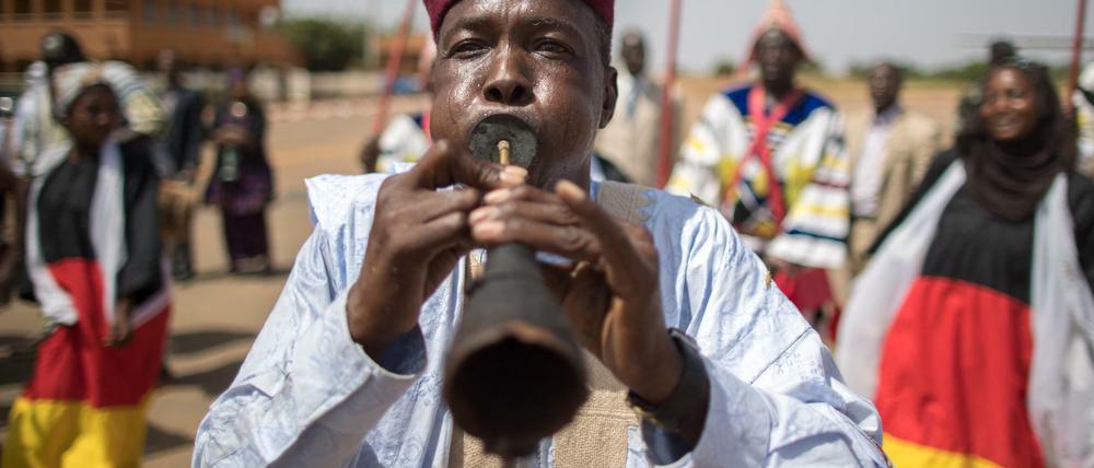 Flöten für Deutschland. Beim Afrika-Besuch der Kanzlerin in Niamey im Niger in Afrika wurde sie auch musikalisch begrüßt.