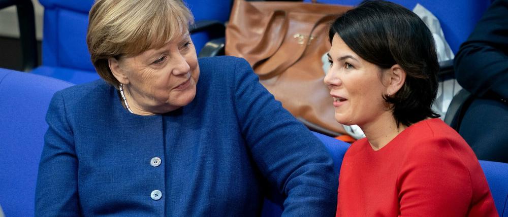Gespräch im Bundestag: Bundeskanzlerin Angela Merkel (links) und Annalena Baerbock im Januar dieses Jahres.