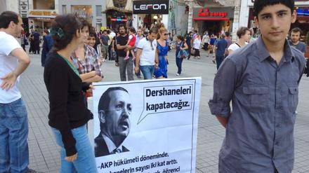 Der Istanbuler Gymnasiast Sidar Kardogan protestiert mit einem Infostand gegen das neue Schulsystem. 