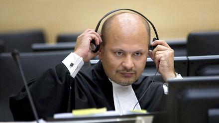  Karim Khan, der neue Chefankläger, hat bereits als Verteidiger am Internationalen Strafgerichtshof gearbeitet. 