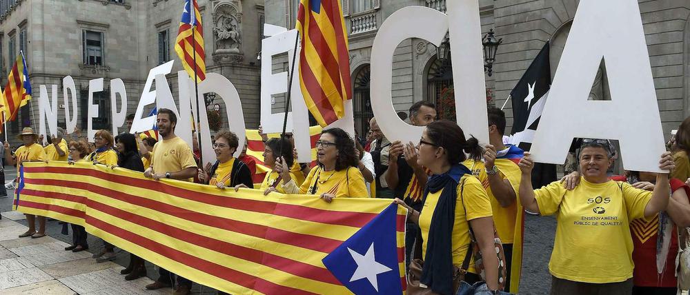 Katalanen demonstrierten am Samstag vor dem katalanischen Regierungspalast in Barcelona.