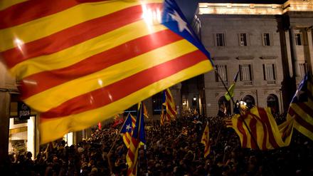 Unabhängigkeits-Befürworter schwenken in Barcelona katalanische Flaggen.