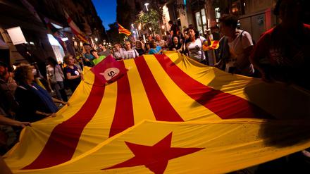 Menschen demonstrieren am Vortag des katalonischen Unabhängigkeitstages in Barcelona.