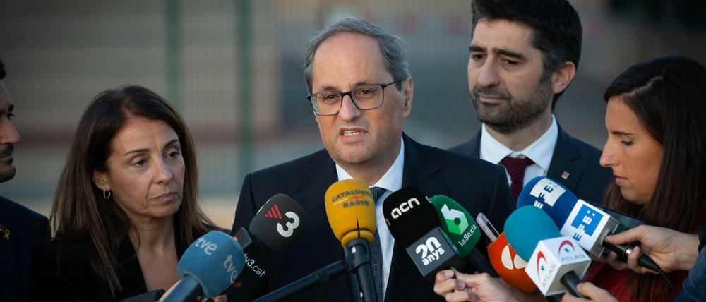 Quim Torra (Mitte), Regionalpräsident von Katalonien, spricht vor Journalisten.
