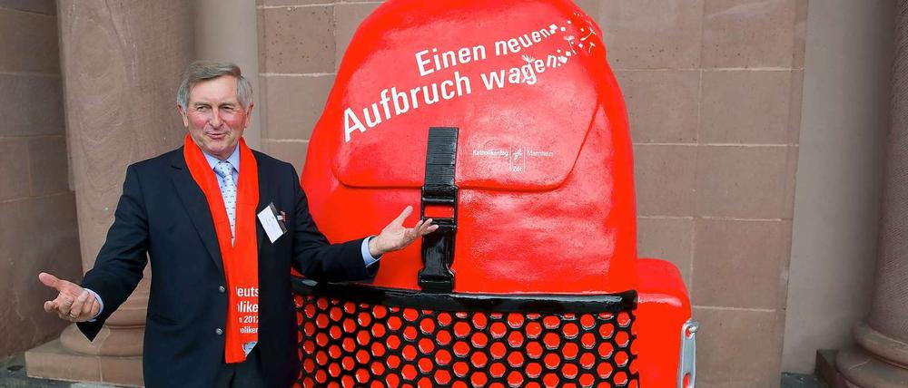 Alois Glück, der Präsident des Zentralkomitees der deutschen Katholiken (ZdK) posiert vor einer Skulptur zum Katholikentag in Mannheim.