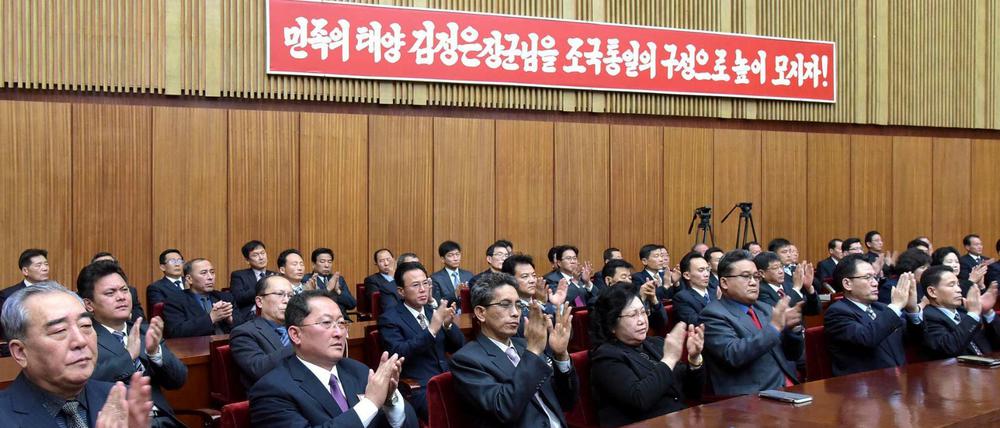 Auf dieser Sitzung fordert Nordkorea seine Landleute auf, Anstrengungen zur Wiedervereinigung zu unternehmen. 