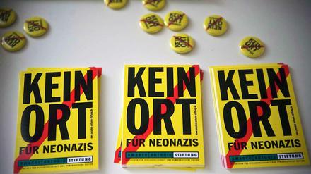 Flyer und Anstecker mit der Aufschrift «Kein Ort für Neonazis» liegen am 10.04.2013 in der Amadeu-Antonia-Stiftung in Berlin. 