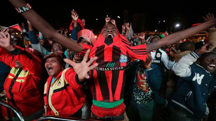 Anhänger Kenyattas feiern den Wahlsieg des Präsidenten.
