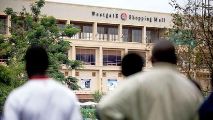 Nach dem tödlichen Anschlag auf das Einkaufszentrum in der kenianischen Hauptstadt Nairobi halten sich die Shabaab-Milizen dort weiterhin verschanzt. 