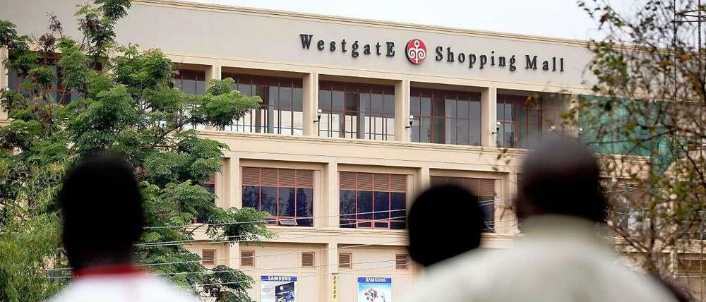 Nach dem tödlichen Anschlag auf das Einkaufszentrum in der kenianischen Hauptstadt Nairobi halten sich die Shabaab-Milizen dort weiterhin verschanzt. 