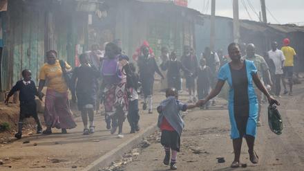 Tränengas über Kibera am 23. Mai diesen Jahres. Die Opposition protestiert gegen die Kommission für die Vorbereitung der Parlamentswahlen im nächsten Jahr. Sie halten die Kommission für korrupt. 