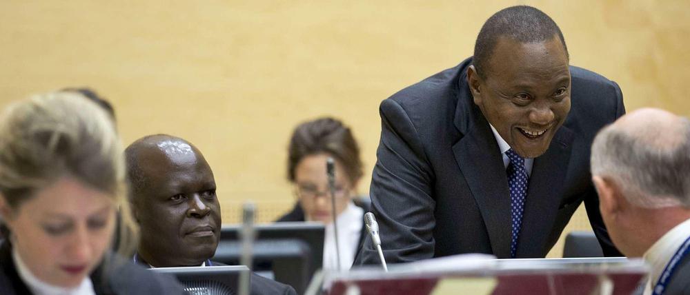 Schweigen als Verteidigung. Der kenianische Präsident ist vor dem Internationalen Strafgerichtshof in Den Haag erschienen. Doch dort will er nur seinen britischen Anwalt Steven Kay (Hinterkopf rechts) sprechen lassen. Er selbst schweigt demonstrativ. 