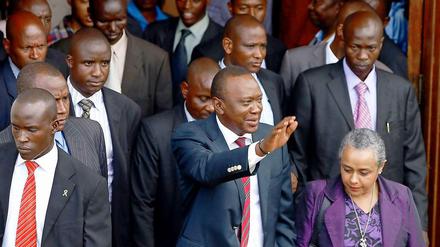 Erst mal in die Kirche. Am Tag, nachdem sein Wahlsieg verkündet war, besuchte der künftige Präsident Kenias, Uhuru Kenyatta (mitte) gemeinsam mit seiner Frau Margaret eine Kirche. Er tritt in die Fußstapfen seines Vaters, Jomo Kenyatta, der Kenia in die Unabhängigkeit geführt hatte. 