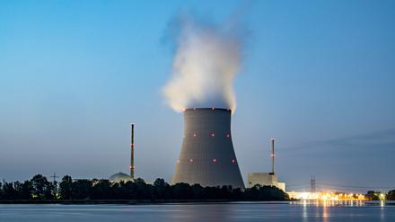 Wasserdampf steigt aus dem Kühltum vom Atomkraftwerk (AKW) Isar 2.