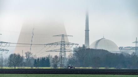 Das Kernkraftwerk Isar II nahe Essenbach bei Landshut. In dem Zwischenlager auf dem Gelände des Atomkraftwerks sollen sieben Castor-Behälter aus der britischen Wiederaufbereitungsanlage Sellafield abgestellt werden.