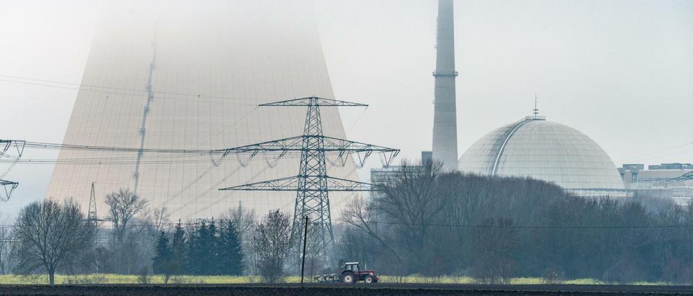 Das Kernkraftwerk Isar II nahe Essenbach bei Landshut. In dem Zwischenlager auf dem Gelände des Atomkraftwerks sollen sieben Castor-Behälter aus der britischen Wiederaufbereitungsanlage Sellafield abgestellt werden.