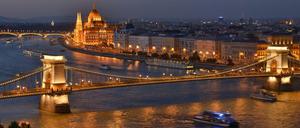 Nächtliche Pracht. Das ungarische Parlament, von Budapests berühmter Kettenbrpcke über die Donau aus betrachtet.