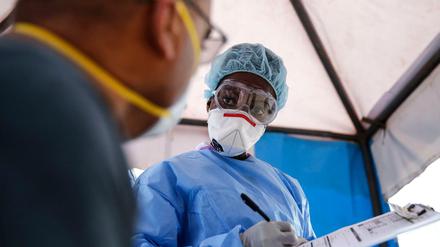 In vielen afrikanischen Ländern ist der Zugang zu medizinischer Versorgung gerade im ländlichen Bereich schon in gewöhnlichen Zeiten problematisch.
