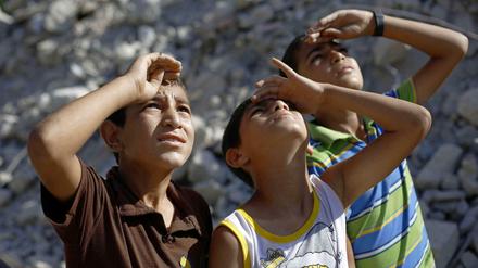 Unten die Kinder in Gaza, am Himmel die Flugzeuge der israelischen Armee. Die siebenstündige Waffenruhe bleibt brüchig. 