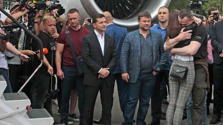 Der ukrainische Regisseur Oleg Senzow (rechts) begrüßt seine Tochter. Der ukrainische Präsident Selenski (im dunklen Anzug) hatte die Freilassung ausgehandelt. 