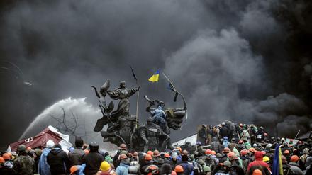 Eine meterhohe Rauchwolke schwebt über den Barrikaden der Demonstranten auf dem Maidan in Kiew.