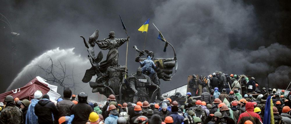 Eine meterhohe Rauchwolke schwebt über den Barrikaden der Demonstranten auf dem Maidan in Kiew.
