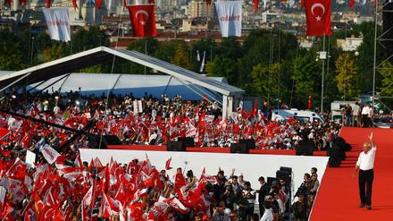 Kemal Kilicdaroglu wird auf den letzten Metern seines Marsches für Gerechtigkeit von seinen Anhängern gefeiert.