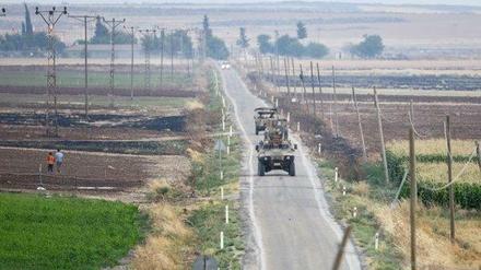 Türkische Panzer patrouillieren nahe der syrischen Grenze in der Nähe der türkischen Stadt Kilis.