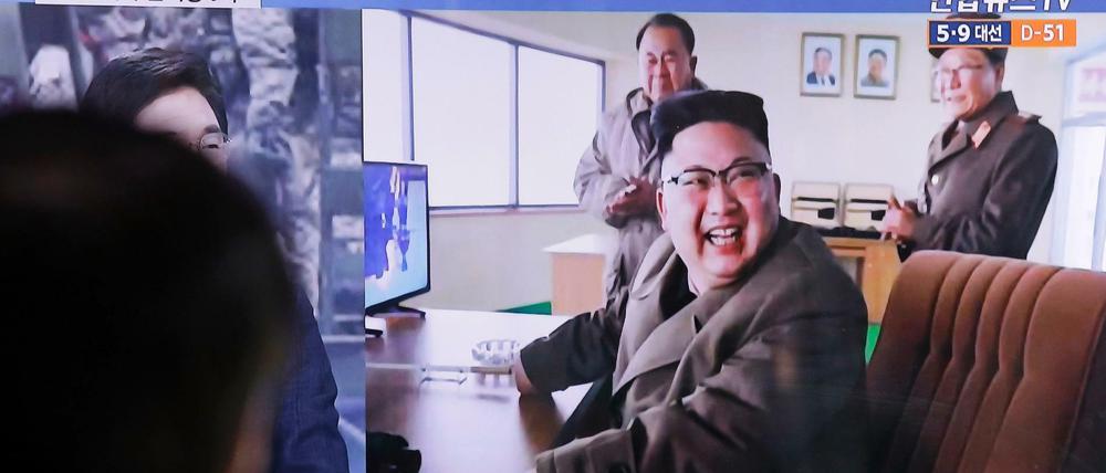 Der nordkoreanische Machthabers Kim Jong Un im Staatsfernsehen zu sehen ist. Un habe den Raketentest persönlich überwacht, berichtete die Agentur KCNA.