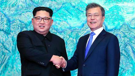Kim Jong Un (r.) und Moon Jae haben sich zu weiteren Gesprächen verabredet. 