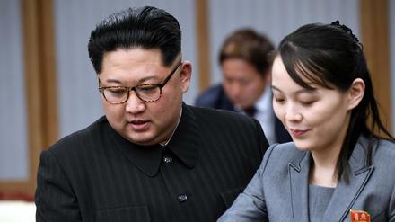 Nordkoreas Machthaber Kim Jong Un und seine Schwester Kim Yo Jong (Archivbild von 2018) 