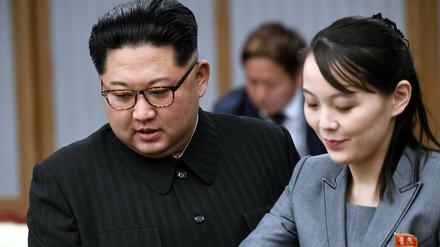Nordkoreas Machthaber Kim Jong Un und dessen Schwester Kim Yo Jong beim ersten Gipfeltreffen mit Südkoreas Präsident Moon.