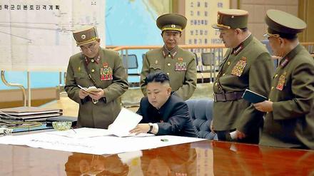 Nichts wichtiger als das Militär: Kim Jong Un mit der Militärführung bei einer Besprechung in Pjöngjang