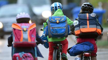 Kinder in Brandenburg mit dem Fahrrad unterwegs zur Schule.