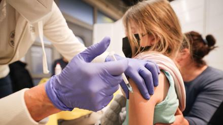 Ein neunjähriges Mädchen wird in Begleitung seiner Mutter geimpft.