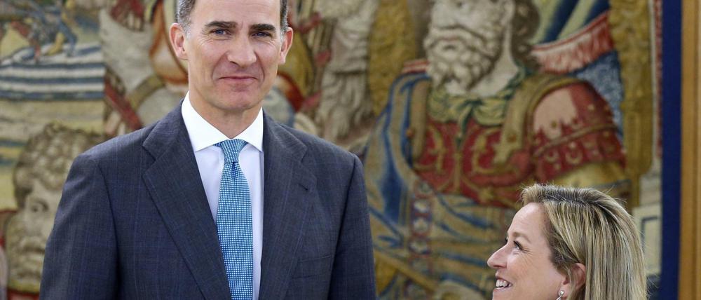 Spaniens König Felipe VI mit der Abgeordneten Ana María Oramas von einer kanarischen Regionalpartei am Montag. 